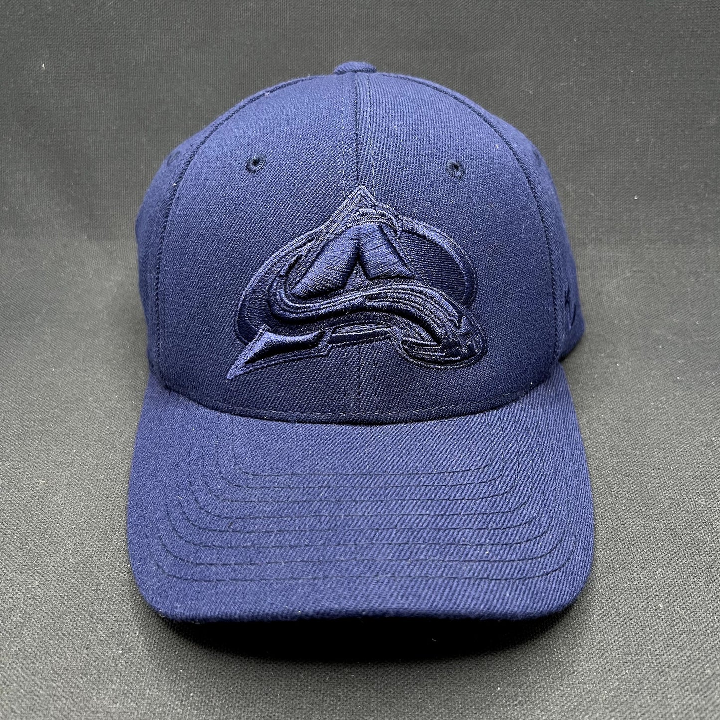 Colorado Avalanche NHL Zephyr Z-Fit M/L Navy Blue Fitted Hat Tone-on-Tone Logo