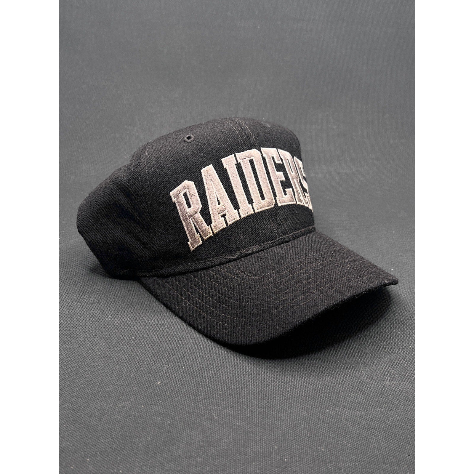 Vintage 1990s Raiders Arch Logo Starter Snapback – “The Natural” Wool Black/Silver