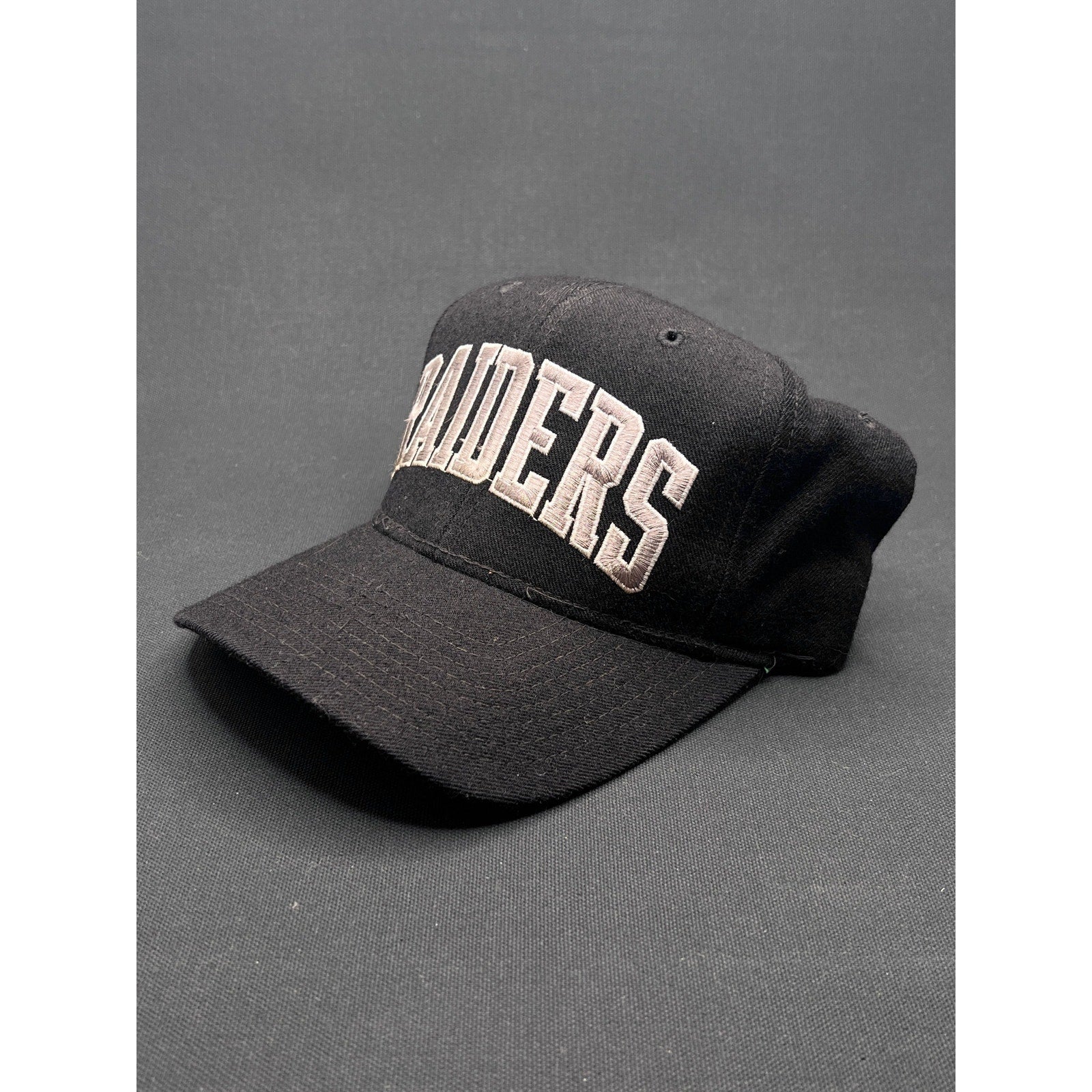 Vintage 1990s Raiders Arch Logo Starter Snapback – “The Natural” Wool Black/Silver