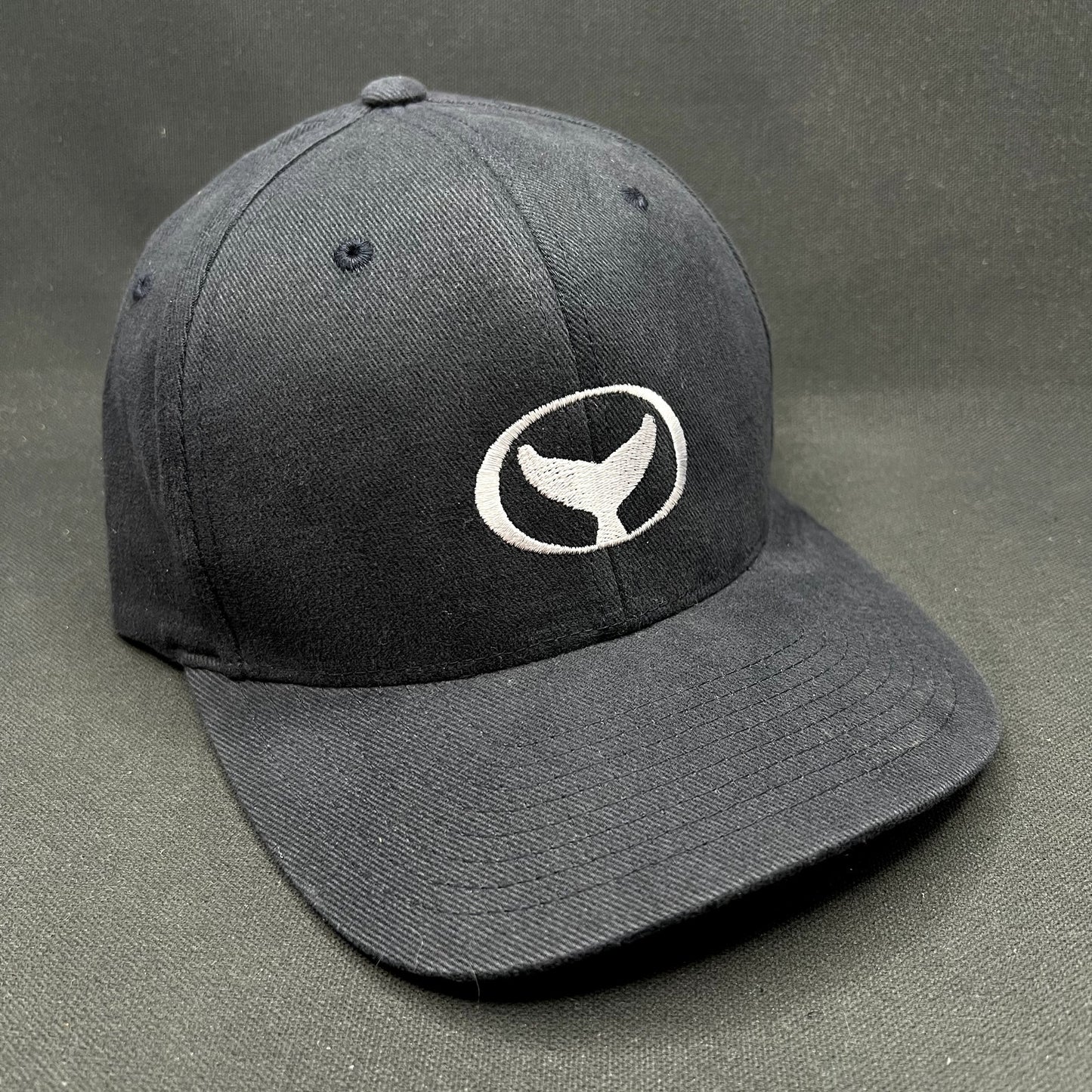 Wyland Galleries Flexfit Hat S/M Black Yupoong Whale Logo Cap