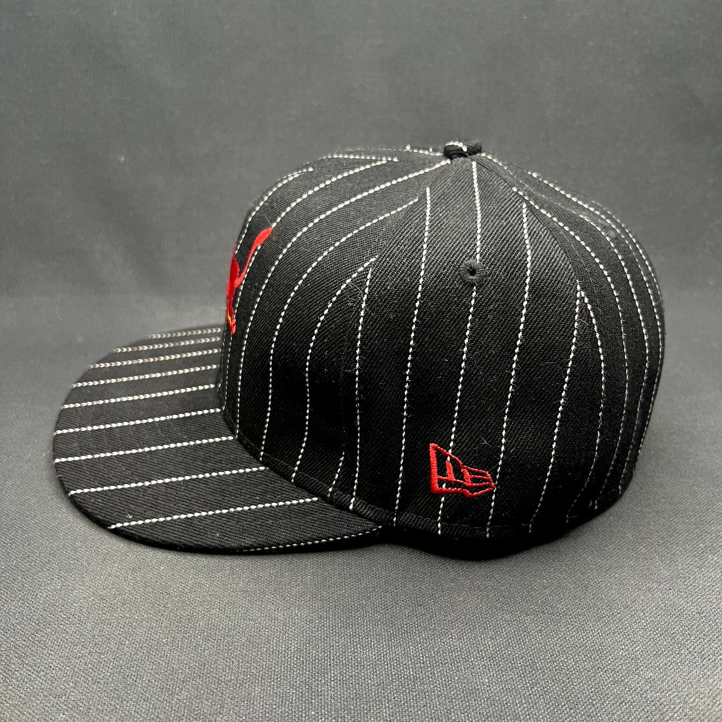 New Era 59FIFTY Red Bull Pinstripe Fitted Hat Black White Size 7 1/4