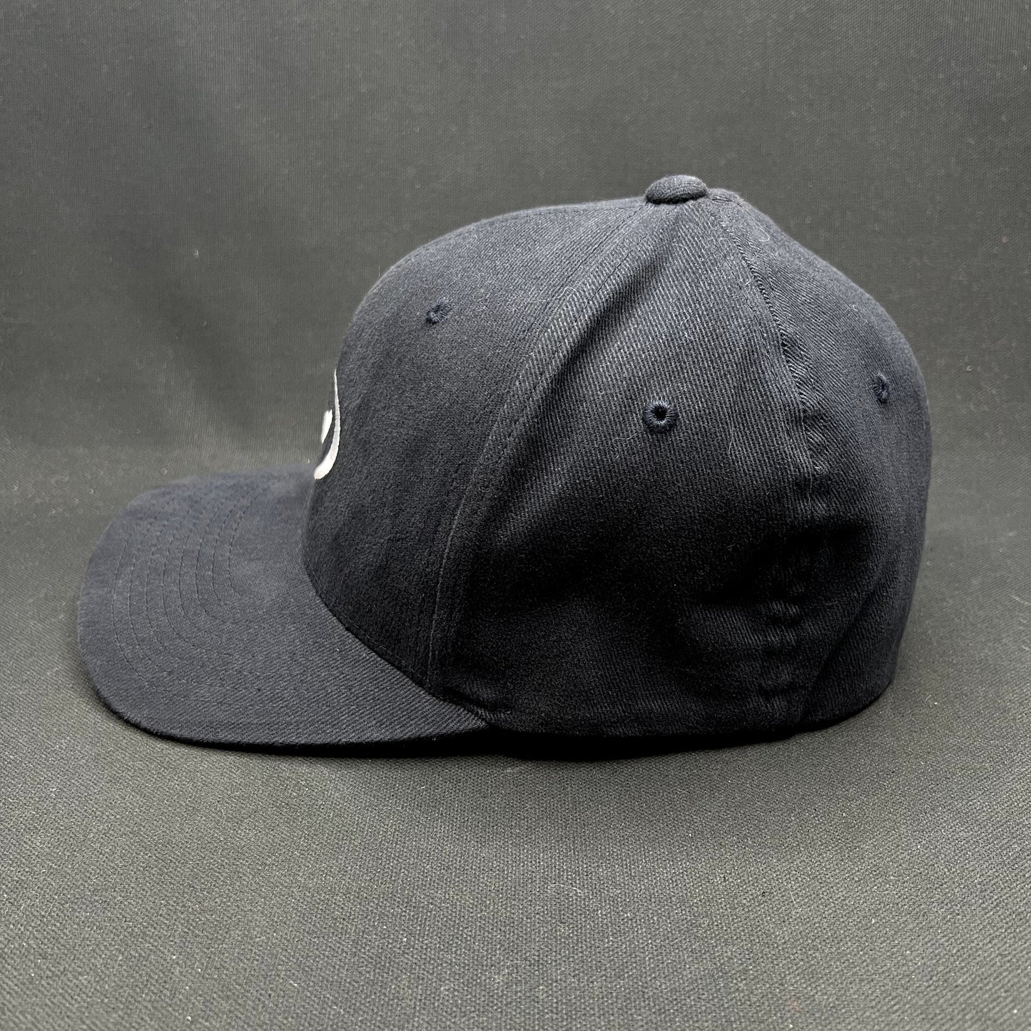 Wyland Galleries Flexfit Hat S/M Black Yupoong Whale Logo Cap