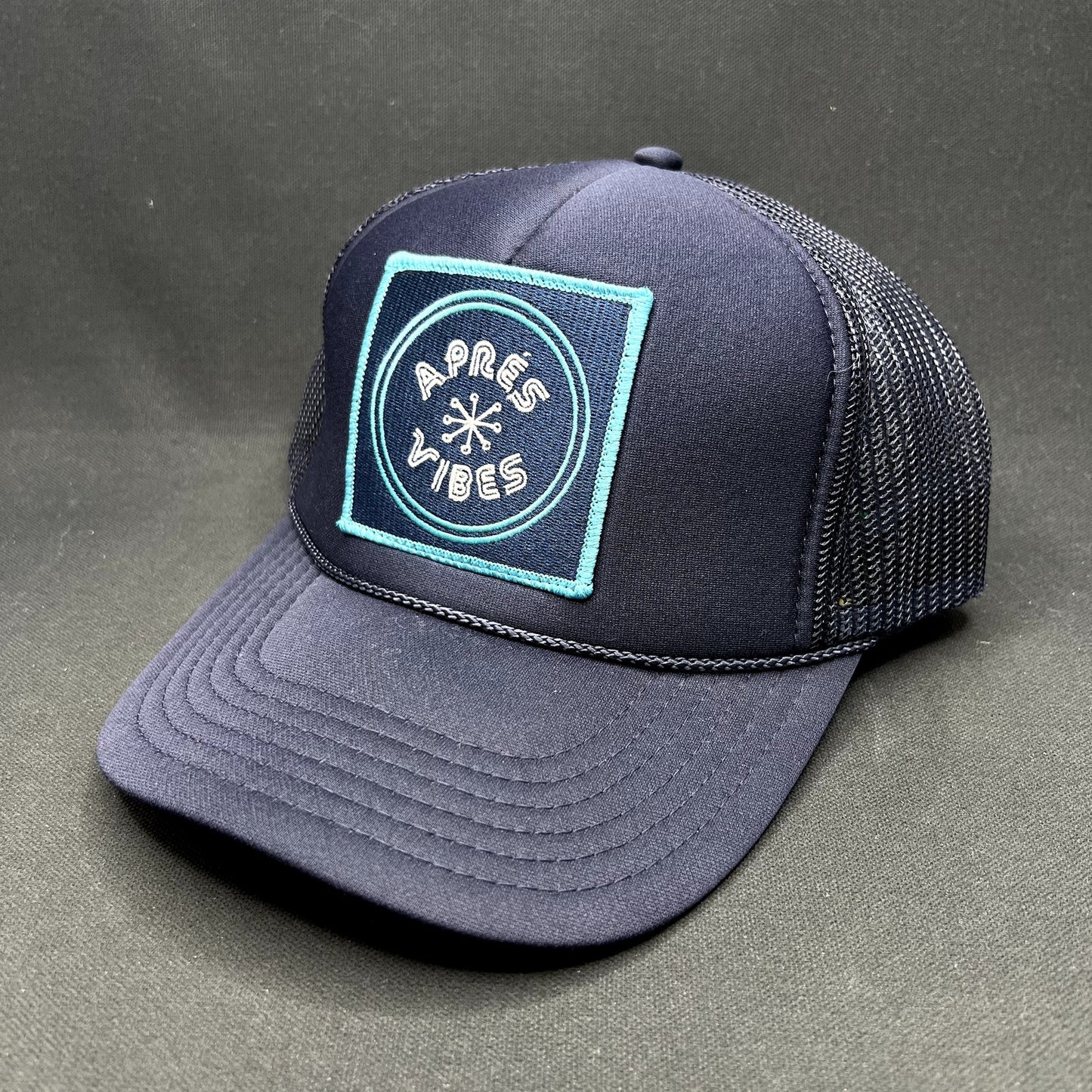 Après Vibes Friday Feelin’ Snapback Trucker Hat Navy Ski Resort Winter Cap