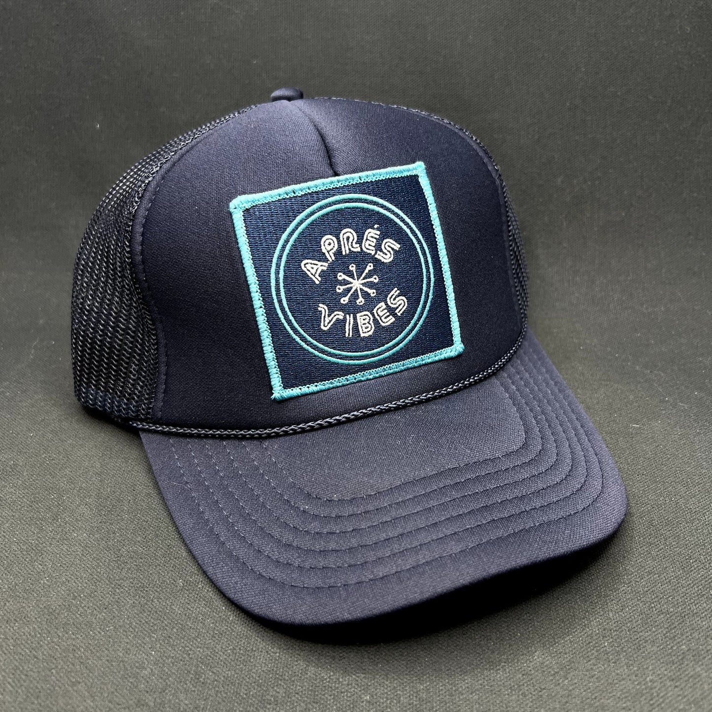 Après Vibes Friday Feelin’ Snapback Trucker Hat Navy Ski Resort Winter Cap