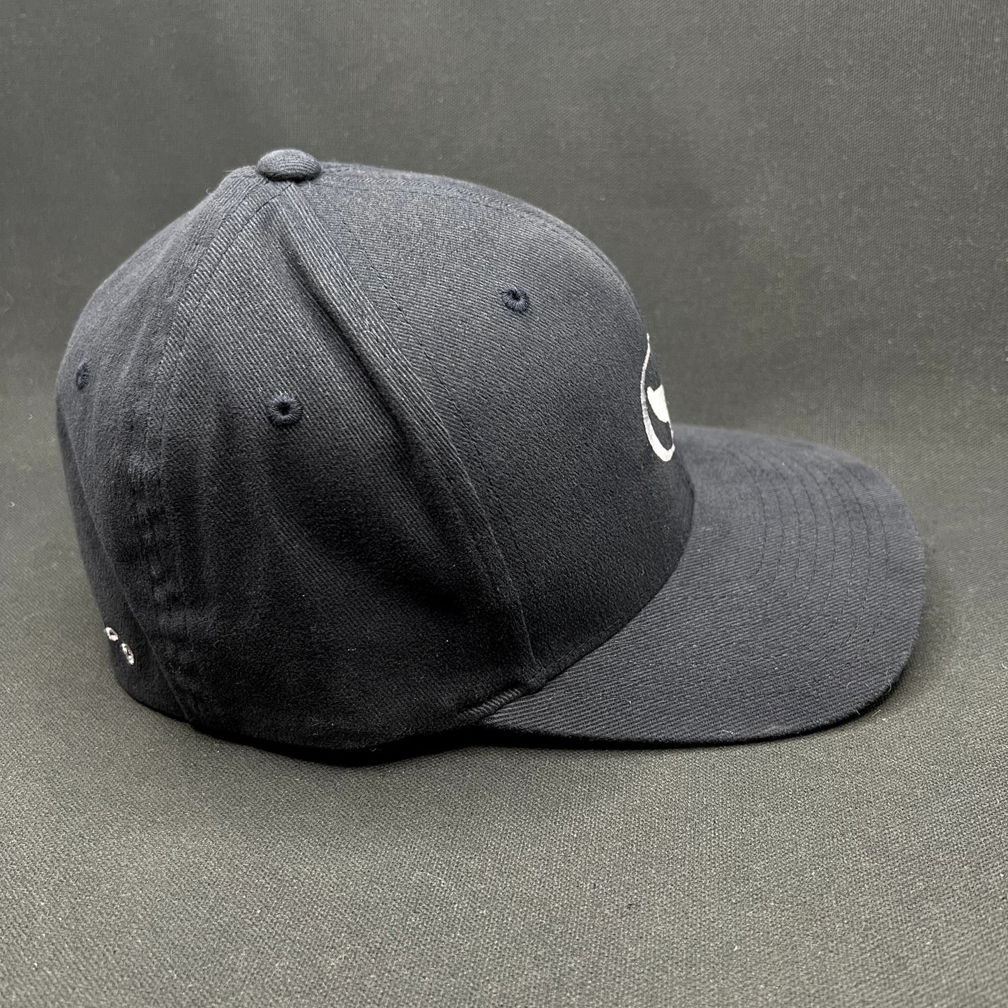 Wyland Galleries Flexfit Hat S/M Black Yupoong Whale Logo Cap