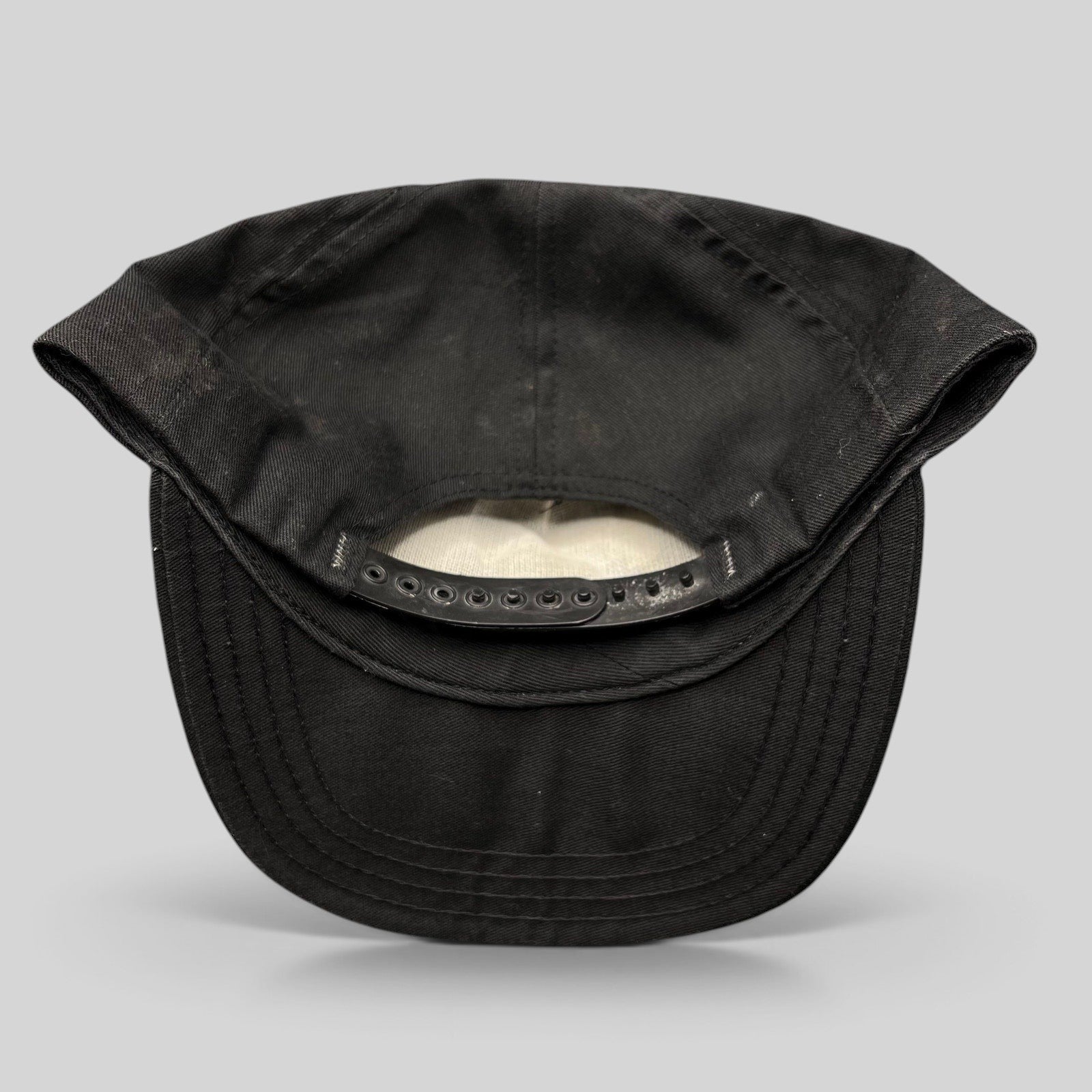 Raree Finds vintage Jack Daniel’s snapback hat showing the black plastic adjustable strap and interior construction